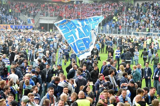 Fußball 3. Liga 37. Spieltag MSV Duisburg - Holstein Kiel am 16.05.2015 in der Schauinsland-Reisen-Arena in Duisburg Der MSV Duisburg feiert den Aufstieg in die 2. Bundesliga