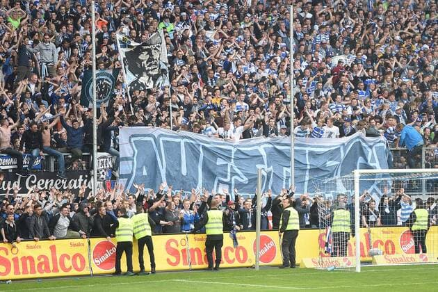 Fußball 3. Liga 37. Spieltag MSV Duisburg - Holstein Kiel am 16.05.2015 in der Schauinsland-Reisen-Arena in Duisburg Fans vor der Sturm des Spielfelds