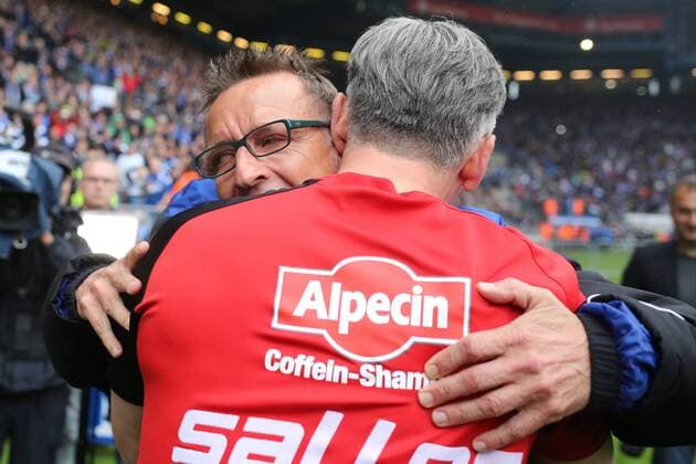 Norbert Meier (DSC Arminia Bielefeld) mit seinem Co Efthimios Kompodietas nach dem Abpfiff Arminia Bielefeld vs SSV Jahn Regensburg, Fussball, 3. Liga, 16.05.2015, Copyright: Schülerx xEibner-Pressefoto EP_jse