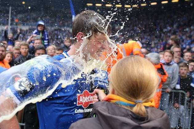 Fabian Klos (DSC Arminia Bielefeld 9) bekommt bei einerm ARD Interview einen Bierdusche Arminia Bielefeld vs SSV Jahn Regensburg, Fussball, 3. Liga, 16.05.2015, Copyright: Schülerx xEibner-Pressefoto EP_jse