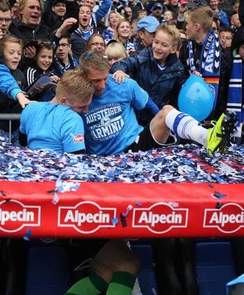 Marc Lorenz (DSC Arminia Bielefeld 7) und Torwart Jarno Peters (DSC Arminia Bielefeld 32) fallen beim Feiern durch das Dach der Auswechselbank Arminia Bielefeld vs SSV Jahn Regensburg, Fussball, 3. Liga, 16.05.2015, Copyright: Schülerx xEibner-Pressefoto EP_jse
