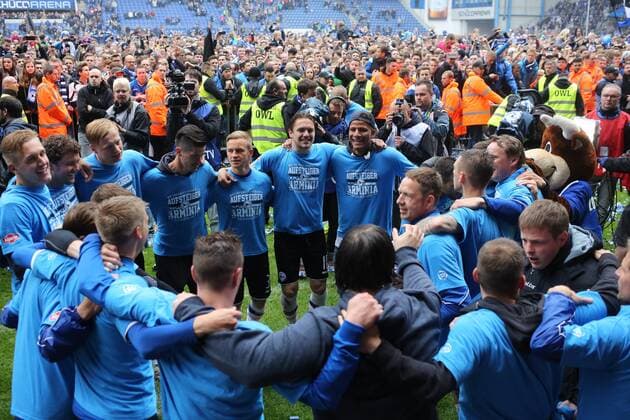 Die Mannschaft von Arminia Bielefeld feiert den Aufstieg Arminia Bielefeld vs SSV Jahn Regensburg, Fussball, 3. Liga, 16.05.2015, Copyright: Schülerx xEibner-Pressefoto EP_jse