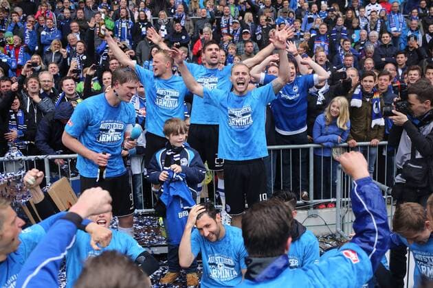 Fabian Klos (DSC Arminia Bielefeld 9), Christoph Hemlein (DSC Arminia Bielefeld 17), Florian Dick (DSC Arminia Bielefeld 23) und Felix Burmeister (DSC Arminia Bielefeld 19) mit einem Fan, der seinen Vater verloren hat Arminia Bielefeld vs SSV Jahn Regensburg, Fussball, 3. Liga, 16.05.2015, Copyright: Schülerx xEibner-Pressefoto EP_jse