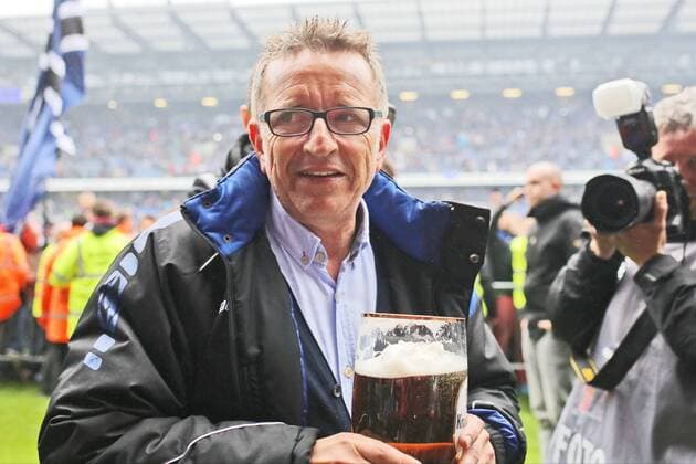 Norbert Meier (DSC Arminia Bielefeld) mit einem Bierglas in der Hand Arminia Bielefeld vs SSV Jahn Regensburg, Fussball, 3. Liga, 16.05.2015, Copyright: Schülerx xEibner-Pressefoto EP_jse