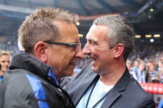 Norbert Meier (DSC Arminia Bielefeld) mit Geschaeftsfuehrer Marcus Uhlig (DSC Arminia Bielefeld) Arminia Bielefeld vs SSV Jahn Regensburg, Fussball, 3. Liga, 16.05.2015, Copyright: Schülerx xEibner-Pressefoto EP_jse