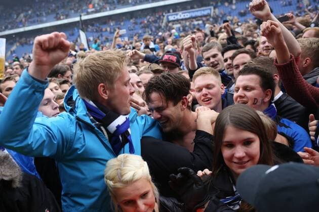 Torschuetze zum 2:2 Ausgleich Pascal Testroet (DSC Arminia Bielefeld 10) laesst sich von den Fans feiern Arminia Bielefeld vs SSV Jahn Regensburg, Fussball, 3. Liga, 16.05.2015, Copyright: Schülerx xEibner-Pressefoto EP_jse