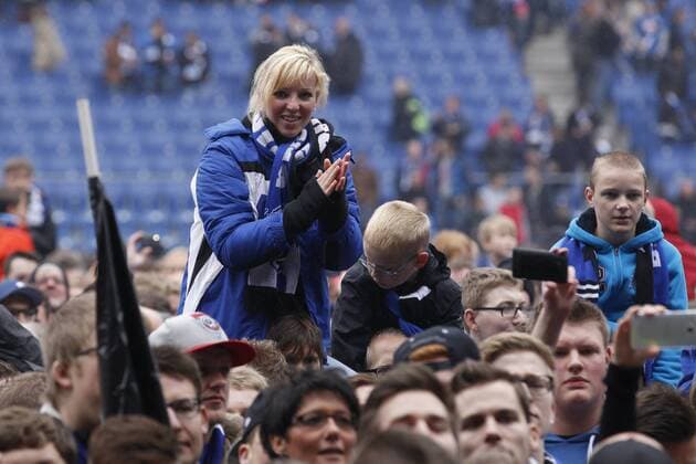Weiblicher Fan von Arminia Bielefeld feiert den Aufstieg auf der Schulter anderer Fans Arminia Bielefeld vs SSV Jahn Regensburg, Fussball, 3. Liga, 16.05.2015, Copyright: Schülerx xEibner-Pressefoto EP_jse
