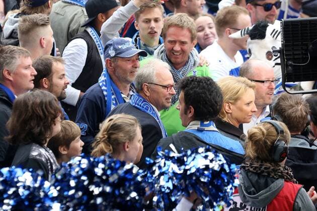 16.05.2015, DU Duisburg , MSV Duisburg steigt durch einen 3:1-Sieg gegen Holstein Kiel in die Zweite Liga auf. Mannschaft und Fans feiern den Aufstieg im Stadion friedlich und ausgelassen. Bernard Ennatz Dietz inmitten der Fans auf dem Platz.