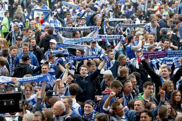 16.05.2015, DU Duisburg , MSV Duisburg steigt durch einen 3:1-Sieg gegen Holstein Kiel in die Zweite Liga auf. Mannschaft und Fans feiern den Aufstieg im Stadion friedlich und ausgelassen.