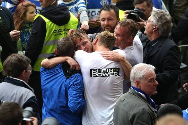 16.05.2015, DU Duisburg , MSV Duisburg steigt durch einen 3:1-Sieg gegen Holstein Kiel in die Zweite Liga auf. Mannschaft und Fans feiern den Aufstieg im Stadion friedlich und ausgelassen. Spieler feiern auf dem Platz