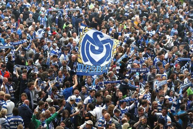 16.05.2015, DU Duisburg , MSV Duisburg steigt durch einen 3:1-Sieg gegen Holstein Kiel in die Zweite Liga auf. Mannschaft und Fans feiern den Aufstieg im Stadion friedlich und ausgelassen.