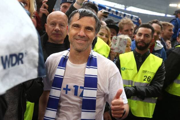 16.05.2015, DU Duisburg , MSV Duisburg steigt durch einen 3:1-Sieg gegen Holstein Kiel in die Zweite Liga auf. Mannschaft und Fans feiern den Aufstieg im Stadion friedlich und ausgelassen. Trainer Gino Lettieri