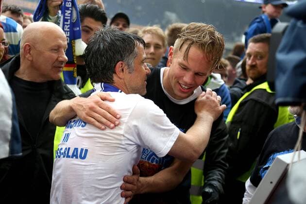 16.05.2015, DU Duisburg , MSV Duisburg steigt durch einen 3:1-Sieg gegen Holstein Kiel in die Zweite Liga auf. Mannschaft und Fans feiern den Aufstieg im Stadion friedlich und ausgelassen. Trainer Gino Lettieri mit Dennis Grote