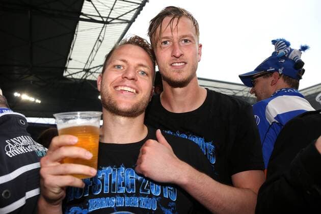 16.05.2015, DU Duisburg , MSV Duisburg steigt durch einen 3:1-Sieg gegen Holstein Kiel in die Zweite Liga auf. Mannschaft und Fans feiern den Aufstieg im Stadion friedlich und ausgelassen. v.l. Martin Dausch , Thomas Meißner
