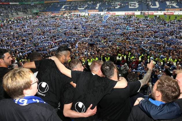 16.05.2015, DU Duisburg , MSV Duisburg steigt durch einen 3:1-Sieg gegen Holstein Kiel in die Zweite Liga auf. Mannschaft und Fans feiern den Aufstieg im Stadion friedlich und ausgelassen. Spieler feiern auf der Tribüne, unten die Fans
