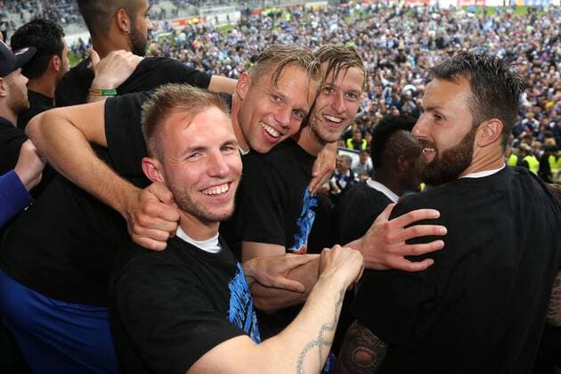 16.05.2015, DU Duisburg , MSV Duisburg steigt durch einen 3:1-Sieg gegen Holstein Kiel in die Zweite Liga auf. Mannschaft und Fans feiern den Aufstieg im Stadion friedlich und ausgelassen. v.l. Pierre de Wit, Dennis Grote , Thomas Meißner, Zlatko Janjic