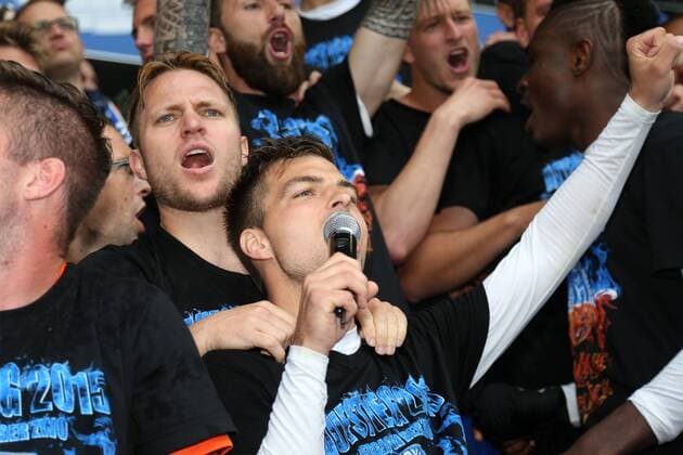 16.05.2015, DU Duisburg , MSV Duisburg steigt durch einen 3:1-Sieg gegen Holstein Kiel in die Zweite Liga auf. Mannschaft und Fans feiern den Aufstieg im Stadion friedlich und ausgelassen. Spieler und Verantwortliche feiern auf der Tribüne
