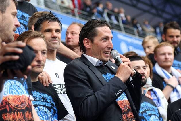 16.05.2015, DU Duisburg , MSV Duisburg steigt durch einen 3:1-Sieg gegen Holstein Kiel in die Zweite Liga auf. Mannschaft und Fans feiern den Aufstieg im Stadion friedlich und ausgelassen. Spieler und Verantwortliche feiern auf der Tribüne , Manager Ivica Grlic mit dem Mikrofon, dahinter Trainer Gino Lettieri