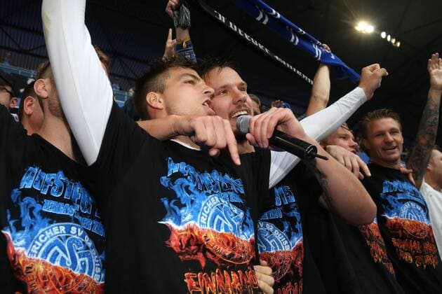 16.05.2015, DU Duisburg , MSV Duisburg steigt durch einen 3:1-Sieg gegen Holstein Kiel in die Zweite Liga auf. Mannschaft und Fans feiern den Aufstieg im Stadion friedlich und ausgelassen. Spieler und Verantwortliche feiern auf der Tribüne , v.l. Kevin Wolze , Christopher Schorch