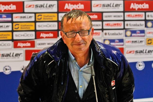 Norbert Meier (DSC Arminia Bielefeld) Bier durchnaesst auf der PK Arminia Bielefeld vs SSV Jahn Regensburg, Fussball, 3. Liga, 16.05.2015, Copyright: Schülerx xEibner-Pressefoto EP_jse