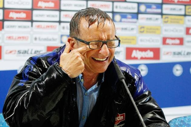 Trainer Norbert Meier (DSC Arminia Bielefeld) Bier durchnaesst auf der PK Arminia Bielefeld vs SSV Jahn Regensburg, Fussball, 3. Liga, 16.05.2015, Copyright: Schülerx xEibner-Pressefoto EP_jse