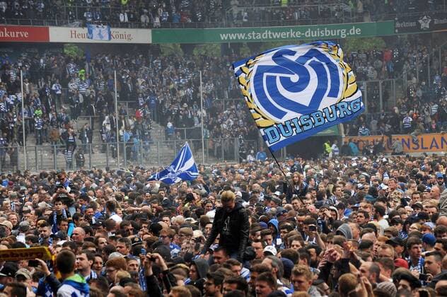 Jubel der Fans des MSV Duisburg nach dem Aufstieg in die zweite Liga. 16.05.2015 --- Fussball --- 3.Liga --- MSV Duisburg vs Holstein Kiel , Copyright: Thienel Eibner-Pressefoto EP_TTL