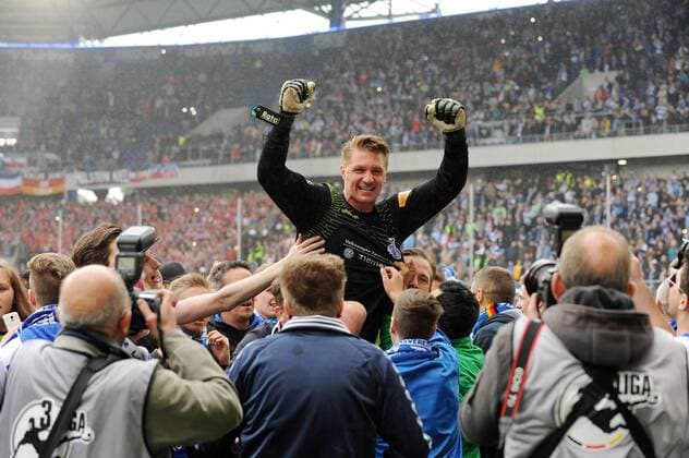 Torhueter Michael Ratajczak ( MSV Duisburg ) wird von den Fans auf Haenden getragen. 16.05.2015 --- Fussball --- 3.Liga --- MSV Duisburg vs Holstein Kiel , Copyright: Thienel Eibner-Pressefoto EP_TTL