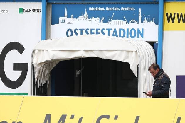 Fußball, Stadiongeschichte FC Hansa Rostock Rostock, 16. Mai 2015 Fußball, Saison 2014 2015, 3. Bundesliga, 37. Spieltag, F.C. Hansa Rostock: Der Einlauftunnel ist bereits mit dem Neuen Alten Schriftzug Ostseestadion versehen