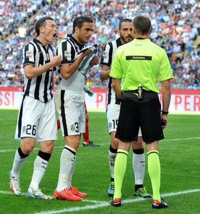 Serie A Inter Mailand - Juventus Turin i calciatori della Juventus protestano con l arbitro di porta per chiedere l espulsione del calciatore dell Inter nell occasione del calcio di rigore xHOCHxZWEIx xItalyxPhotoxPressx 