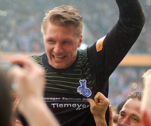 16.05.2015, xmlx, Fussball 3.Liga, MSV Duisburg - Holstein Kiel, v.l. Michael Ratajczak (MSV-Torwart) auf den Schultern der Fans.