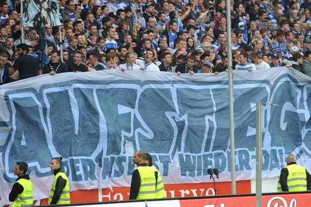 Duisburg, Deutschland 16. Mai 2015: 3. Liga 14 15 - MSV Duisburg vs. Holstein Kiel. Choreographie im Fanblock von MSV Duisburg mit der aufschrift Aufstieg. ot