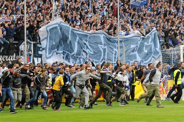 Nach gegluecktem Aufstieg stuermen die Fans des MSV Duisburg das Spielfeld. 16.05.2015 --- Fussball --- 3.Liga --- MSV Duisburg vs Holstein Kiel , Copyright: Thienel Eibner-Pressefoto EP_TTL