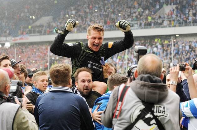 Torhueter Michael Ratajczak ( MSV Duisburg ) wird nach dem Aufstieg von den Fans auf Haenden getragen. 16.05.2015 --- Fussball --- 3.Liga --- MSV Duisburg vs Holstein Kiel , Copyright: Thienel Eibner-Pressefoto EP_TTL