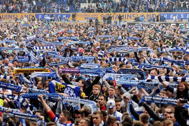 Nach gegluecktem Aufstieg stuermen die Fans des MSV Duisburg das Spielfeld und feiern die Spieler. 16.05.2015 --- Fussball --- 3.Liga --- MSV Duisburg vs Holstein Kiel , Copyright: Thienel Eibner-Pressefoto EP_TTL