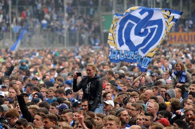 Nach gegluecktem Aufstieg stuermen die Fans des MSV Duisburg das Spielfeld und feiern die Spieler. 16.05.2015 --- Fussball --- 3.Liga --- MSV Duisburg vs Holstein Kiel , Copyright: Thienel Eibner-Pressefoto EP_TTL