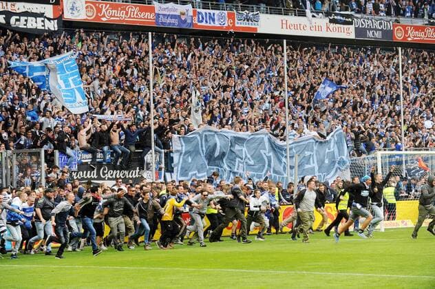 Nach gegluecktem Aufstieg stuermen die Fans des MSV Duisburg das Spielfeld. 16.05.2015 --- Fussball --- 3.Liga --- MSV Duisburg vs Holstein Kiel , Copyright: Thienel Eibner-Pressefoto EP_TTL