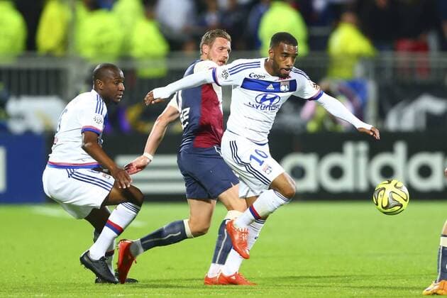 Aktuell Fußball, Frankreich, Ligue 1, Olympique Lyon - Girondins Bordeaux Alexandre Lacazette (Lyon) vs Gregory SERTIC (Bordeaux) FOOTBALL : Lyon vs Bordeaux - Ligue 1 - 16 05 2015 - GwendolineLeGoff Panoramic 