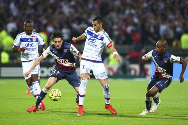 Aktuell Fußball, Frankreich, Ligue 1, Olympique Lyon - Girondins Bordeaux Enzo CRIVELLI (Bordeaux) vs Maxime Gonalons (Lyon) FOOTBALL : Lyon vs Bordeaux - Ligue 1 - 16 05 2015 - GwendolineLeGoff Panoramic 