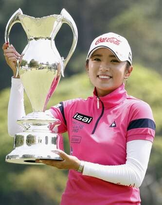 S. Korea s Lee wins Hoken no Madoguchi Ladies golf tournament Lee Bo Mee of South Korea poses with the winner s trophy after winning the Hoken no Madoguchi Ladies golf tournament at Fukuoka Country Club in Fukuoka, western Japan, on May 17, 2015. Lee won the event for the second straight year with a 10-under 206. 