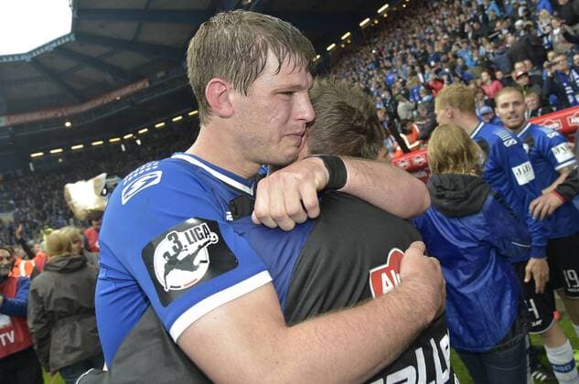 16-05-2015 pmk MX115562 Fussball Herren 3.Liga Saison 2014 2015 Arminia Bielefeld - SSV Jahn Regensburg 2:2 Jubel nach Spielende und Aufstieg 09 Fabian KLOS Bielefeld Norbert MEIER -Trainer- Bielefeld