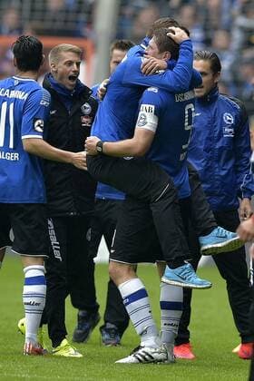 16-05-2015 pmk MX115768 Fussball Herren 3.Liga Saison 2014 2015 Arminia Bielefeld - SSV Jahn Regensburg 2:2 Jubel nach dem Tor zum 1:0 durch KLOSE 09 Fabian KLOS Bielefeld 06 Tom SCHUETZ Bielefeld