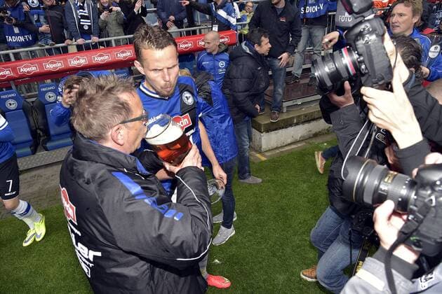 16-05-2015 pmk MX115879 Fussball Herren 3.Liga Saison 2014 2015 Arminia Bielefeld - SSV Jahn Regensburg 2:2 Jubel nach Spielende und Aufstieg 27 Sebastian SCHUPPAN Bielefeld Norbert MEIER -Trainer- Bielefeld