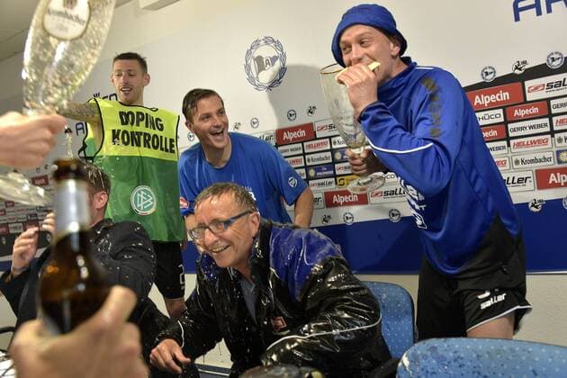 16-05-2015 pmk MX115886 Fussball Herren 3.Liga Saison 2014 2015 Arminia Bielefeld - SSV Jahn Regensburg 2:2 Bierdusche nach Spielende und Aufstieg Pressekonferenz 20 Manuel JUNGLAS Bielefeld 06 Tom SCHUETZ Bielefeld Norbert MEIER -Trainer- Bielefeld 37 Christian MUELLER Bielefeld