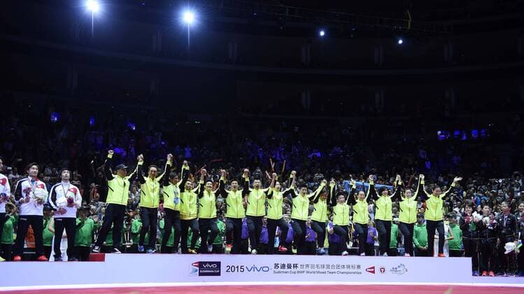 (150517) -- DONGGUAN, May 17, 2015 -- Chinese national badminton team celebrate during the awarding ceremony for 2015 Sudirman Cup BWF World Mixed Team Championships in Dongguan, south China s Guangdong Province, May 17, 2015. ) (SP)CHINA-DONGGUAN-BADMINTON-2015 SUDIRMAN CUP(CN) LiuxDawei 