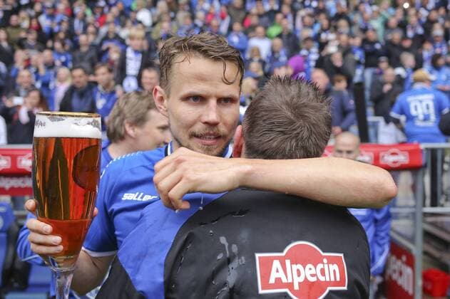 Sebastian Schuppan (DSC Arminia Bielefeld 27) mit Norbert Meier (DSC Arminia Bielefeld) und einem Glas Bier Arminia Bielefeld vs SSV Jahn Regensburg, Fussball, 3. Liga, 16.05.2015, Copyright: Schueler Eibner-Pressefoto EP_JSE