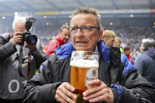 Norbert Meier (DSC Arminia Bielefeld) mit einem Glas Krombacher Bier in der Hand Arminia Bielefeld vs SSV Jahn Regensburg, Fussball, 3. Liga, 16.05.2015, Copyright: Schueler Eibner-Pressefoto EP_JSE