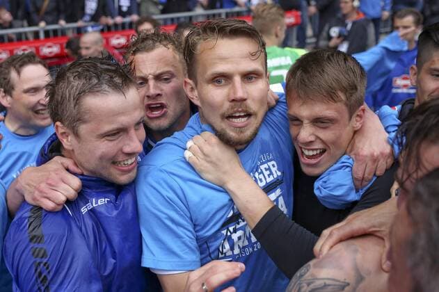 vl: Julian Boerner (DSC Arminia Bielefeld 13), Christoph Hemlein (DSC Arminia Bielefeld 17), Sebastian Schuppan (DSC Arminia Bielefeld 27) und Torwart Alexander Schwolow (DSC Arminia Bielefeld 1) Arminia Bielefeld vs SSV Jahn Regensburg, Fussball, 3. Liga, 16.05.2015, Copyright: Schueler Eibner-Pressefoto EP_JSE