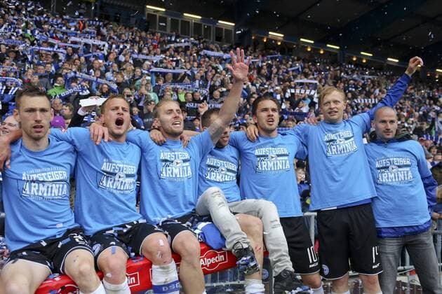 vr: Peer Kluge (DSC Arminia Bielefeld 24), Manuel Hornig (DSC Arminia Bielefeld 14), Pascal Testroet (DSC Arminia Bielefeld 10), Julian Boerner (DSC Arminia Bielefeld 13), Felix Burmeister (DSC Arminia Bielefeld 19), Christoph Hemlein (DSC Arminia Bielefeld 17) und Manuel Junglas (DSC Arminia Bielefeld 20) Arminia Bielefeld vs SSV Jahn Regensburg, Fussball, 3. Liga, 16.05.2015, Copyright: Schueler Eibner-Pressefoto EP_JSE