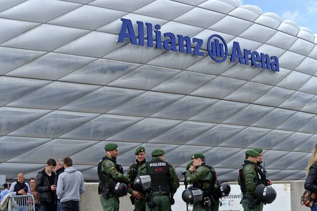 17.05.2015, Fussball 2.Bundesliga 2014 2015, 33.Spieltag, TSV 1860 München - , in der Allianz-Arena München, Der Sponsoren-Schriftzug an der Fassade das Arena. Unten stehen Beamten der Bereitschftspolizei bereit. 