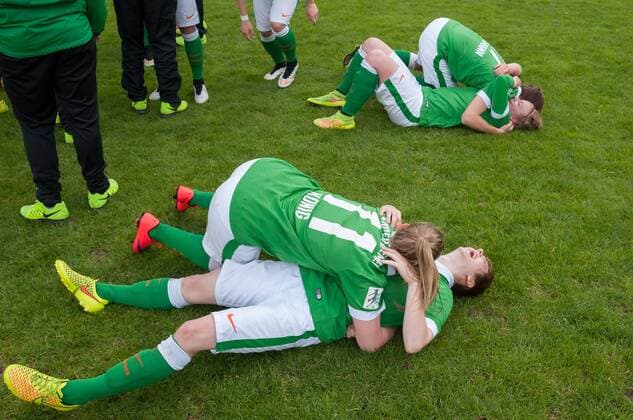 Die Spielerinnen des SV Werder Bremen feiern den Sieg und den Aufstieg in die Allianz Frauen-Bundesliga, Freude, Jubel, Fussball, 2. Frauen-Bundesliga Nord, Holstein Kiel - SV Werder Bremen, xobx